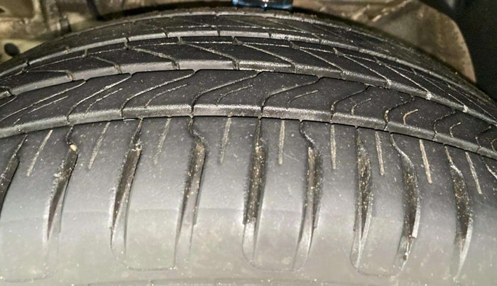 2019 Mahindra XUV300 W8 (O) 1.2 PETROL, Petrol, Manual, 70,547 km, Left Front Tyre Tread