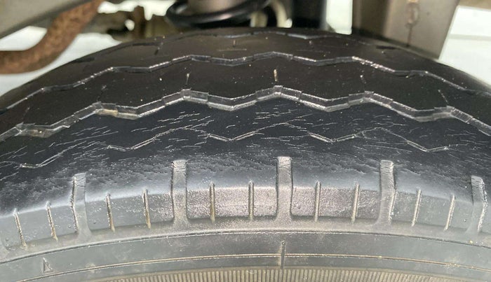 2021 Maruti Eeco 7 STR, Petrol, Manual, 30,666 km, Left Rear Tyre Tread