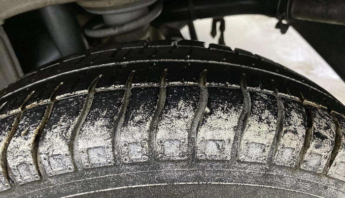 2016 Maruti Alto 800 LXI, Petrol, Manual, 28,589 km, Left Rear Tyre Tread