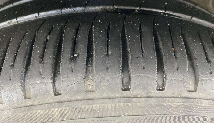 2017 Skoda Rapid STYLE 1.5 TDI AT, Diesel, Automatic, 1,15,719 km, Left Rear Tyre Tread
