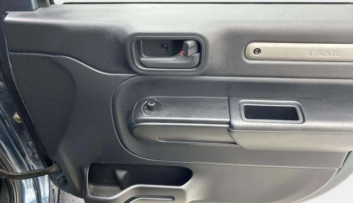 2021 Mahindra Thar LX PETROL HT 4WD AT, Petrol, Automatic, 38,706 km, Driver Side Door Panels Control