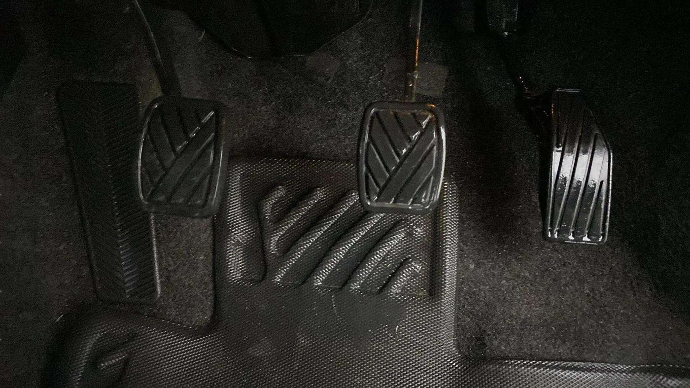 2022 Maruti XL6 ALPHA PLUS MT, Petrol, Manual, 39,027 km, Pedals