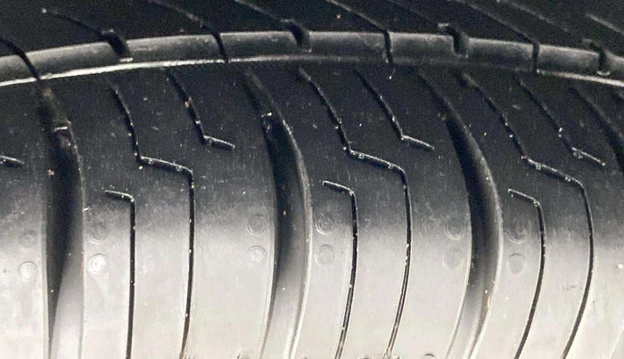 2018 Maruti Ciaz SIGMA 1.5 SHVS MT  PETROL, Petrol, Manual, 57,889 km, Right Rear Tyre Tread
