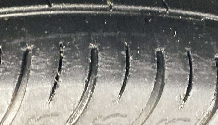 2021 Maruti Baleno DELTA PETROL 1.2, Petrol, Manual, 33,485 km, Left Front Tyre Tread