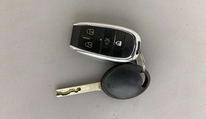 2020 Tata ALTROZ XE PETROL, Petrol, Manual, 49,166 km, Key Close Up