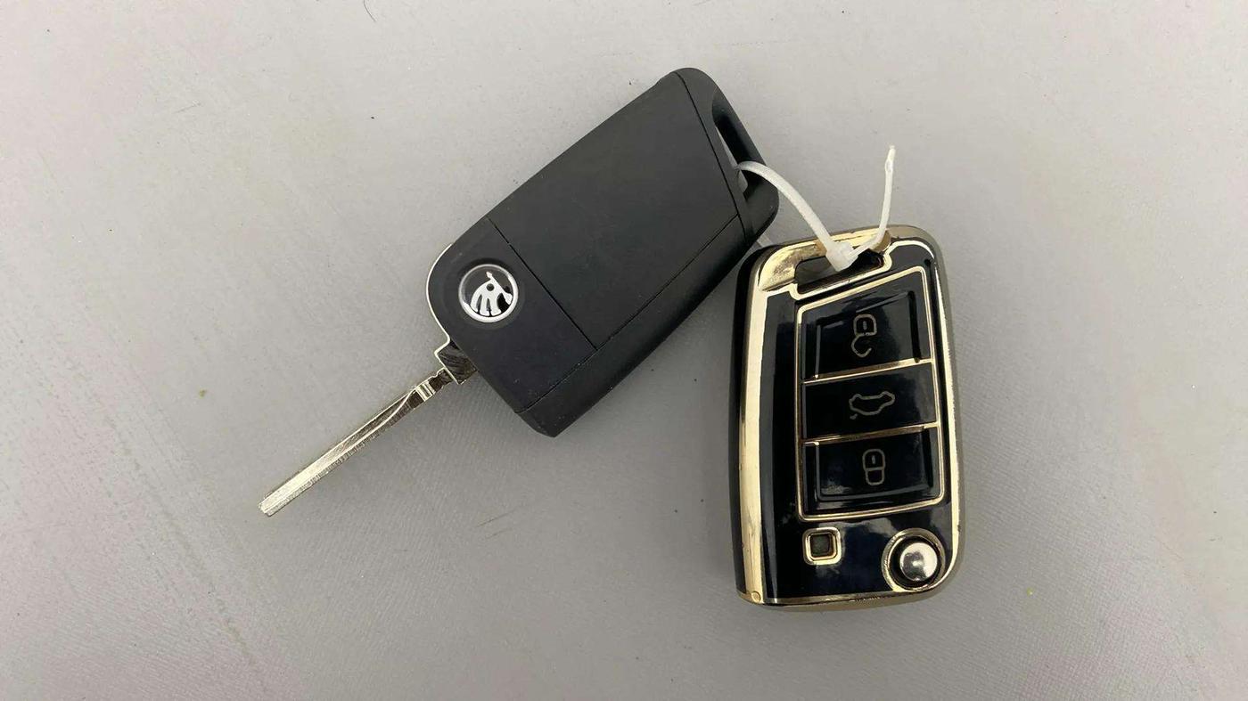 2023 Skoda SLAVIA ACTIVE 1.0L TSI MT, Petrol, Manual, 7,356 km, Key Close Up