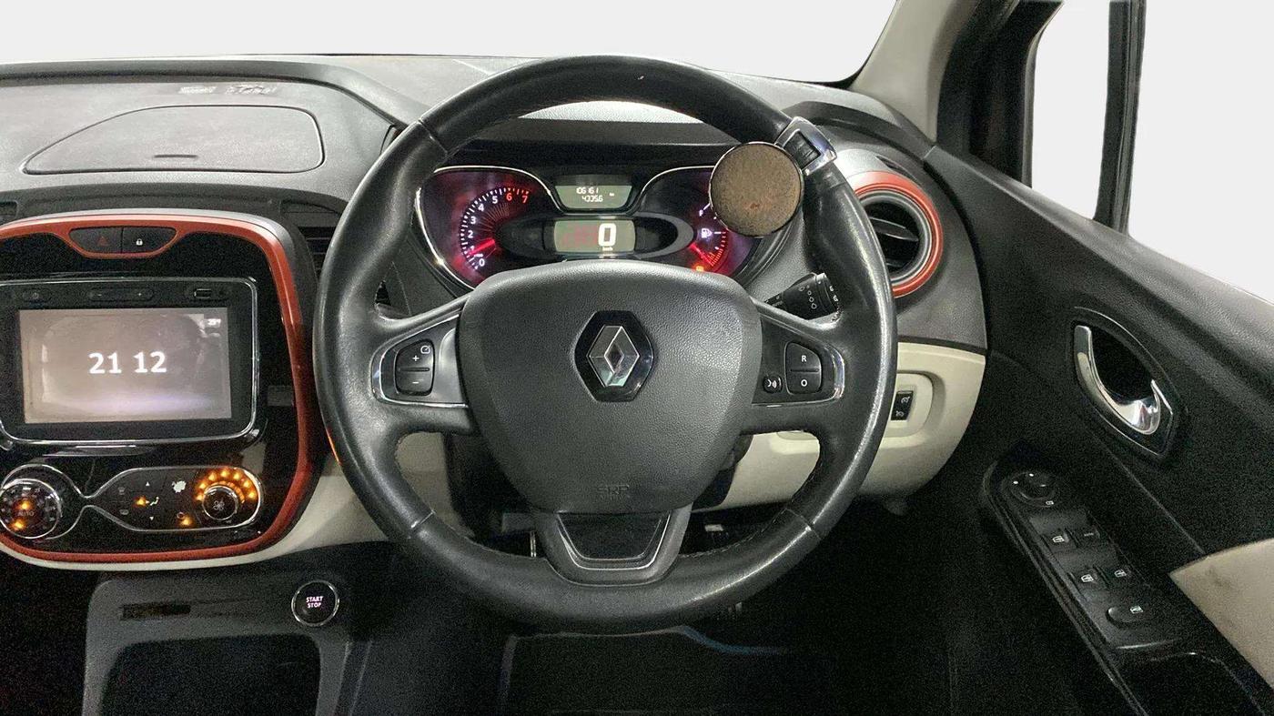 2018 Renault Captur RXT PETROL, Petrol, Manual, 1,06,557 km, Steering Wheel Close Up