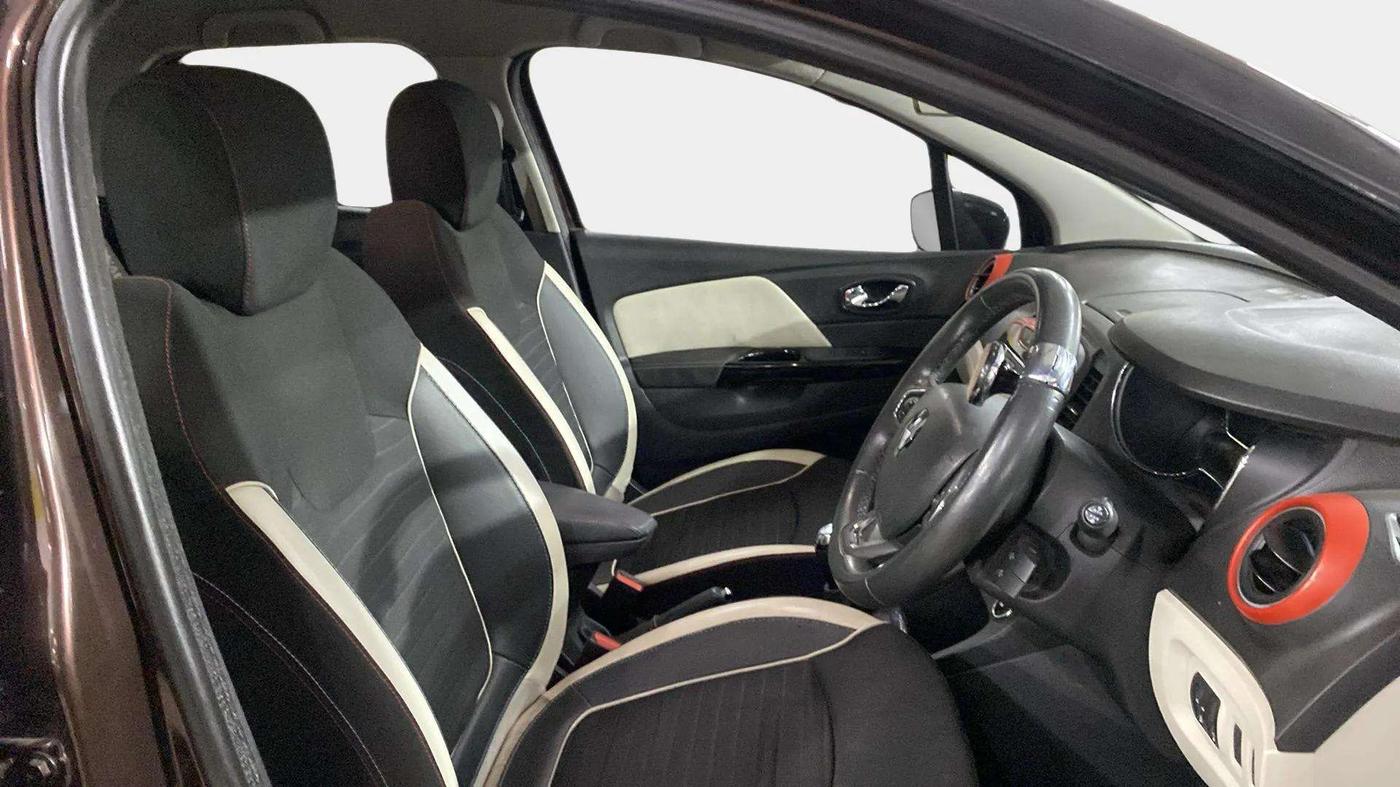 2018 Renault Captur RXT PETROL, Petrol, Manual, 1,06,557 km, Right Side Front Door Cabin