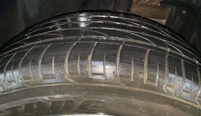 2018 Renault Captur RXT PETROL, Petrol, Manual, 1,06,145 km, Left Rear Tyre Tread