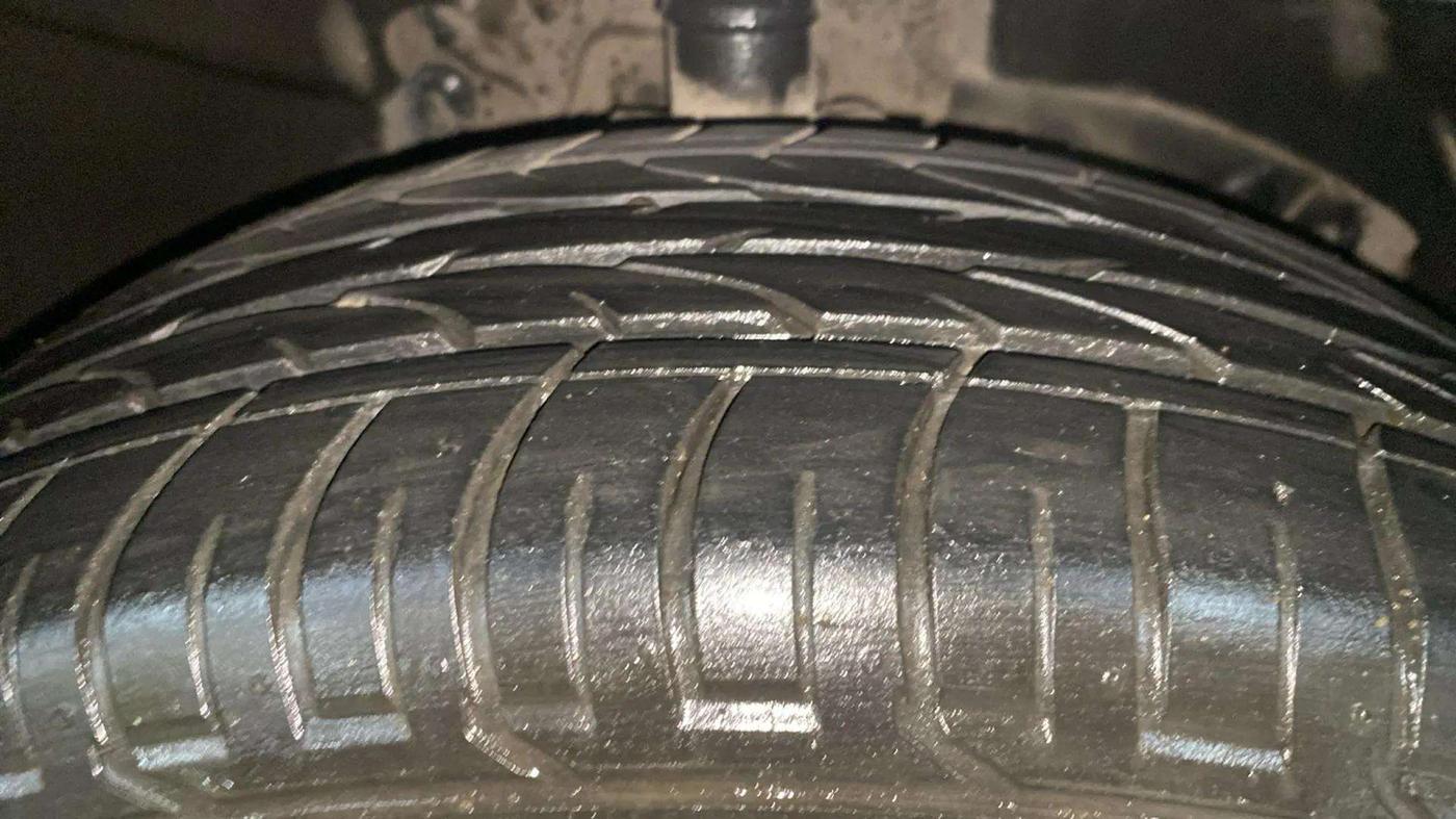 2018 Renault Captur RXT PETROL, Petrol, Manual, 1,06,557 km, Right Front Tyre Tread