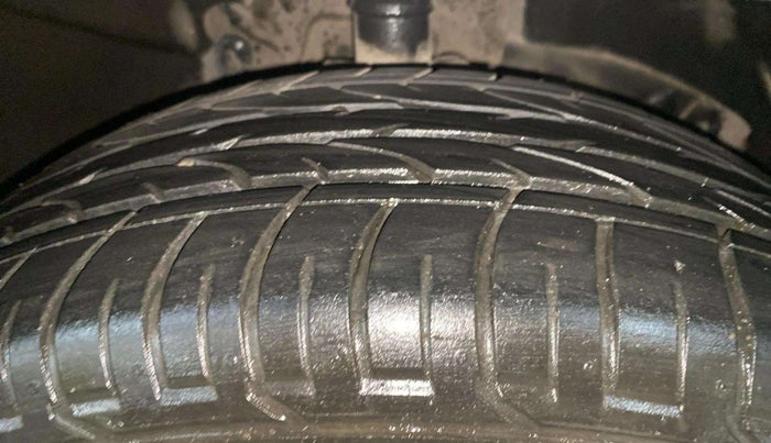 2018 Renault Captur RXT PETROL, Petrol, Manual, 1,06,145 km, Right Front Tyre Tread