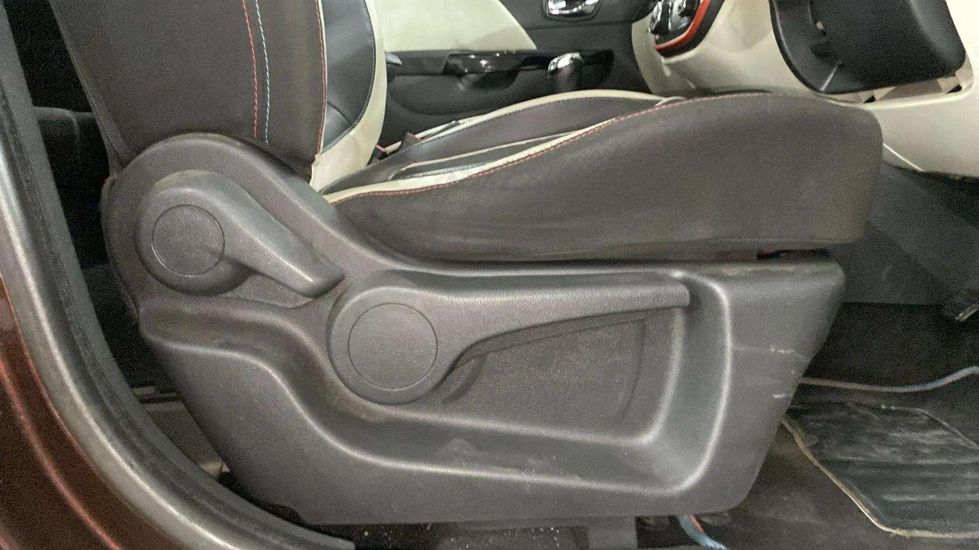 2018 Renault Captur RXT PETROL, Petrol, Manual, 1,06,557 km, Driver Side Adjustment Panel