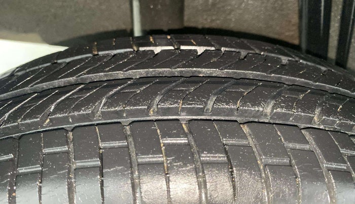 2016 Renault Kwid RXL, Petrol, Manual, 74,673 km, Right Rear Tyre Tread