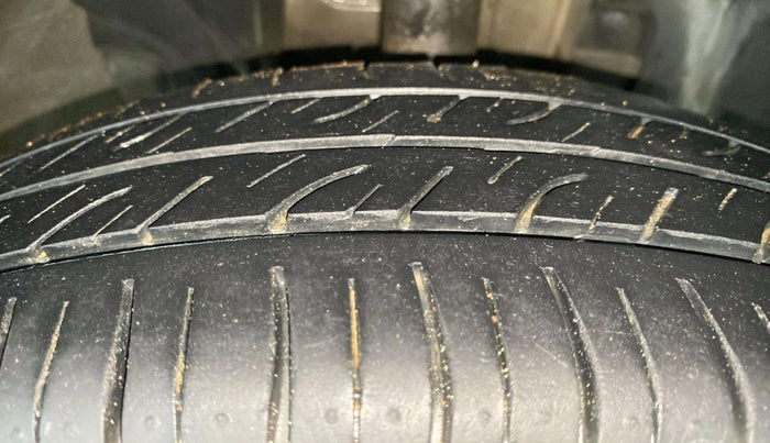 2016 Renault Kwid RXL, Petrol, Manual, 74,673 km, Right Front Tyre Tread