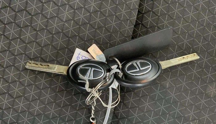 2023 Tata ALTROZ XE PETROL, Petrol, Manual, 12,235 km, Key Close Up