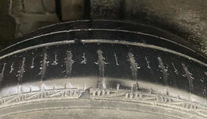 2015 Maruti Ertiga VXI, Petrol, Manual, 78,196 km, Right Rear Tyre Tread