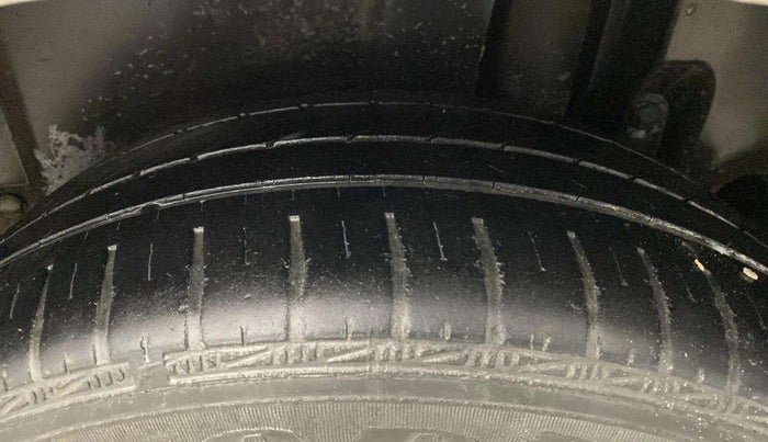 2015 Maruti Ertiga VXI, Petrol, Manual, 78,196 km, Left Rear Tyre Tread