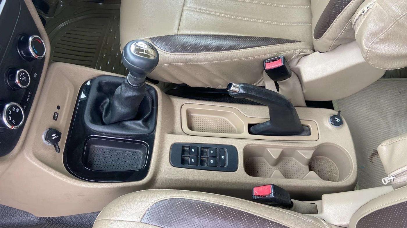 2017 Mahindra TUV300 T8, Diesel, Manual, 93,877 km, Gear Lever