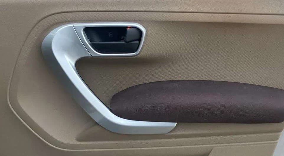 2017 Mahindra TUV300 T8, Diesel, Manual, 93,877 km, Driver Side Door Panels Control