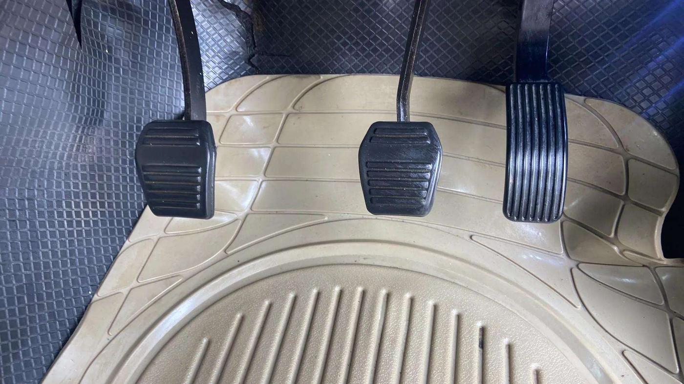 2017 Mahindra TUV300 T8, Diesel, Manual, 93,877 km, Pedals