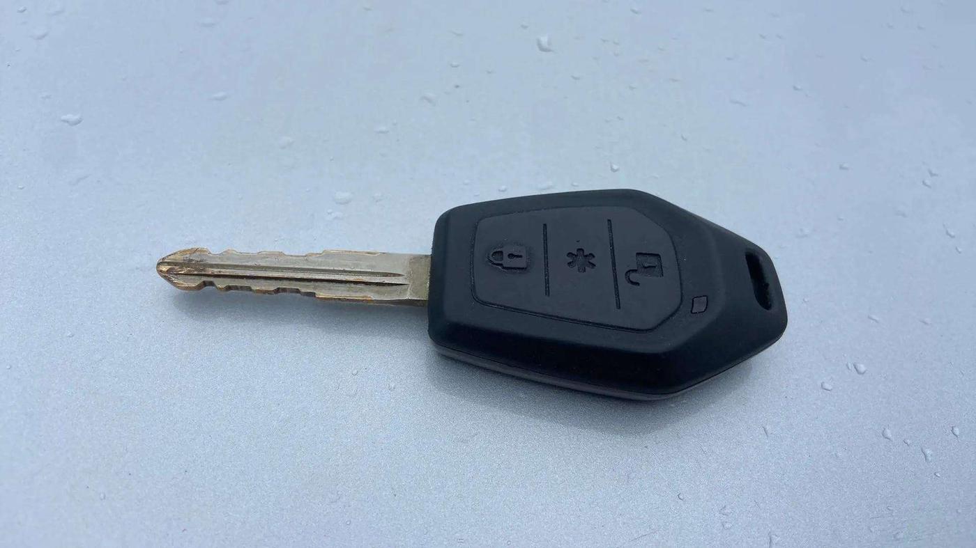 2017 Mahindra TUV300 T8, Diesel, Manual, 93,877 km, Key Close Up