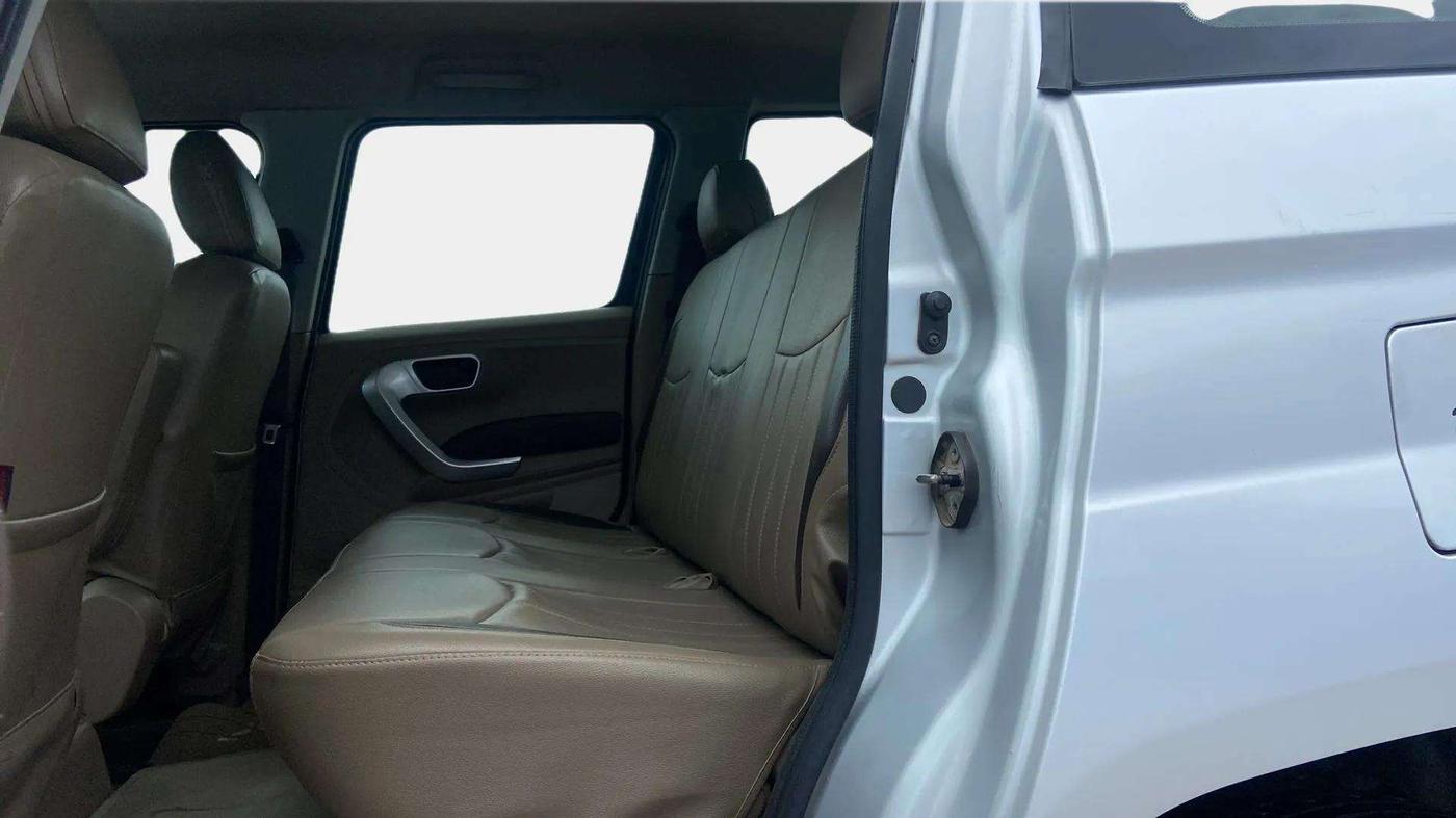 2017 Mahindra TUV300 T8, Diesel, Manual, 93,877 km, Right Side Rear Door Cabin