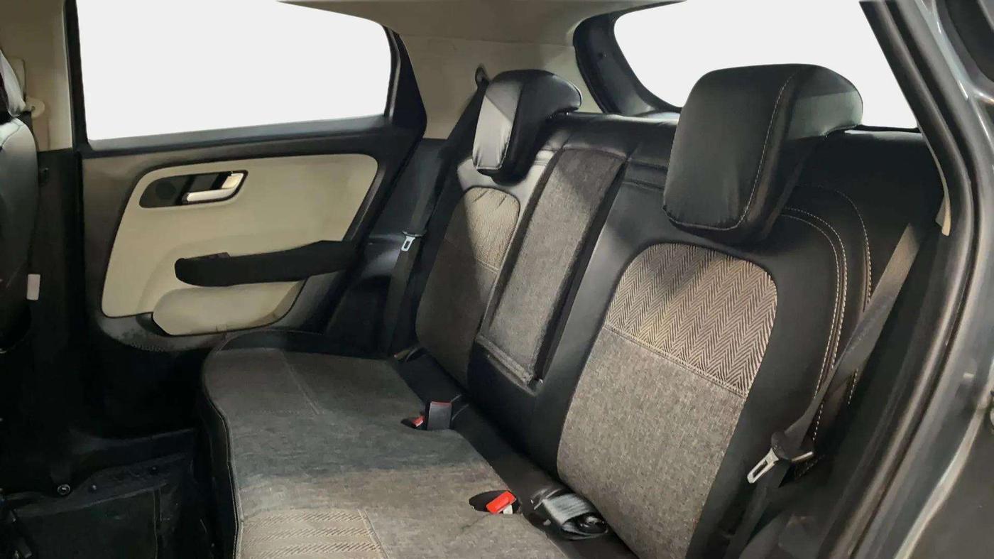 2023 Tata ALTROZ XZ + SUNROOF, Petrol, Manual, 27,254 km, Right Side Rear Door Cabin