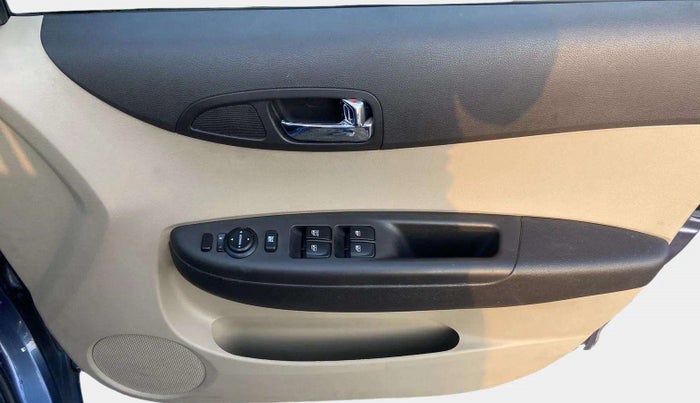 2013 Hyundai i20 SPORTZ 1.2, Petrol, Manual, 68,490 km, Driver Side Door Panels Control