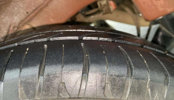 2016 Mahindra Kuv100 K8 D 6 STR, Diesel, Manual, 63,531 km, Right Rear Tyre Tread