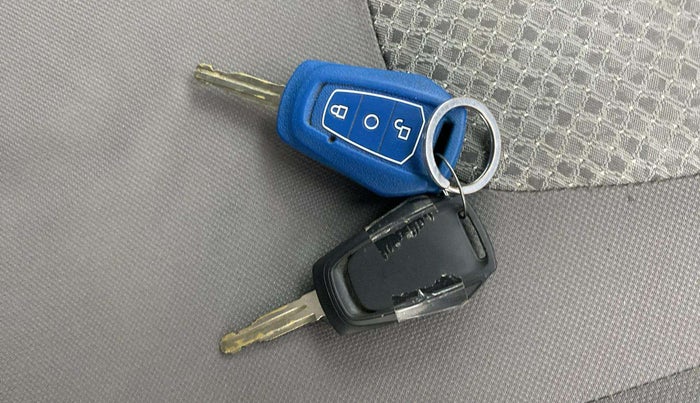 2016 Mahindra Kuv100 K8 D 6 STR, Diesel, Manual, 63,531 km, Key Close Up