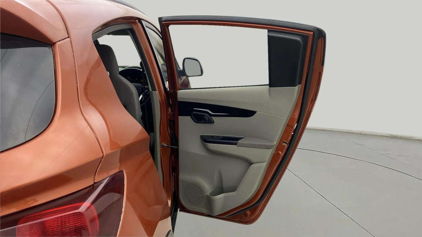 2016 Mahindra Kuv100 K8 D 6 STR, Diesel, Manual, 63,656 km, RHS Rear Door
