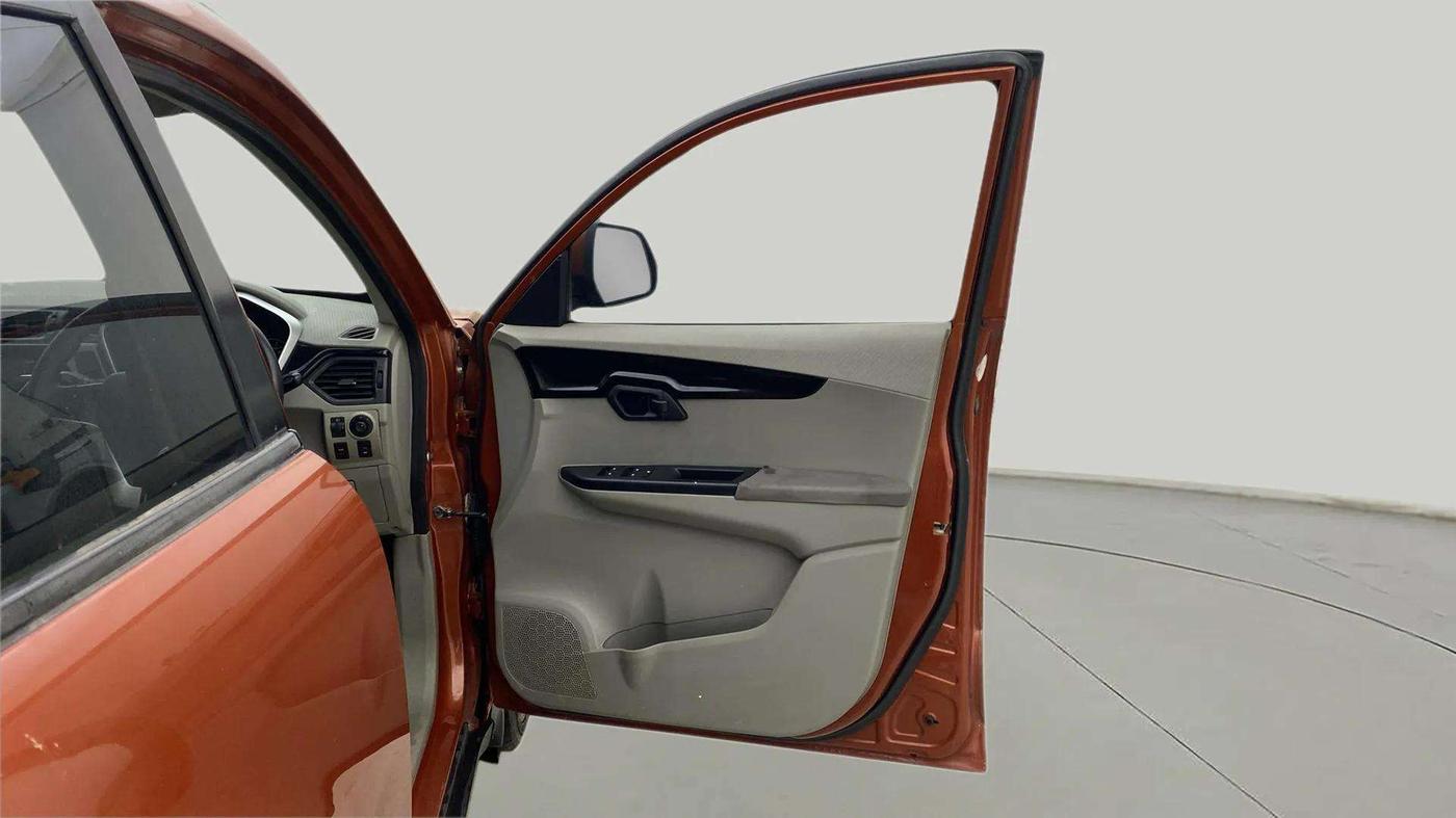 2016 Mahindra Kuv100 K8 D 6 STR, Diesel, Manual, 63,656 km, RHS Front Door