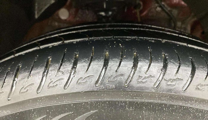 2023 Mahindra XUV300 W6 1.2 PETROL AMT, Petrol, Automatic, 42,228 km, Right Front Tyre Tread