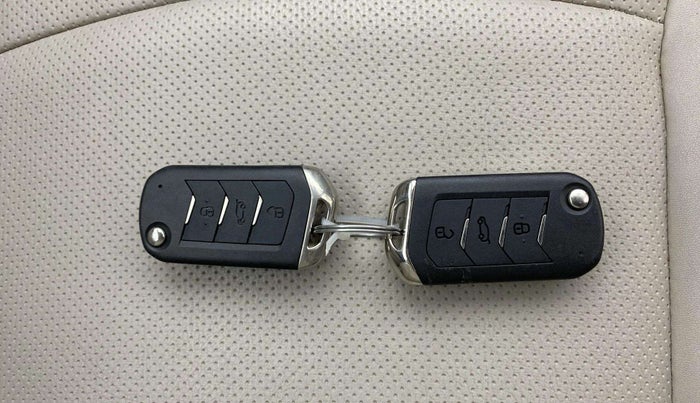 2023 Mahindra XUV300 W6 1.2 PETROL AMT, Petrol, Automatic, 42,228 km, Key Close Up