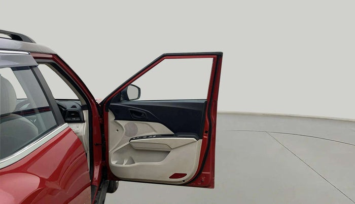 2023 Mahindra XUV300 W6 1.2 PETROL AMT, Petrol, Automatic, 42,228 km, RHS Front Door