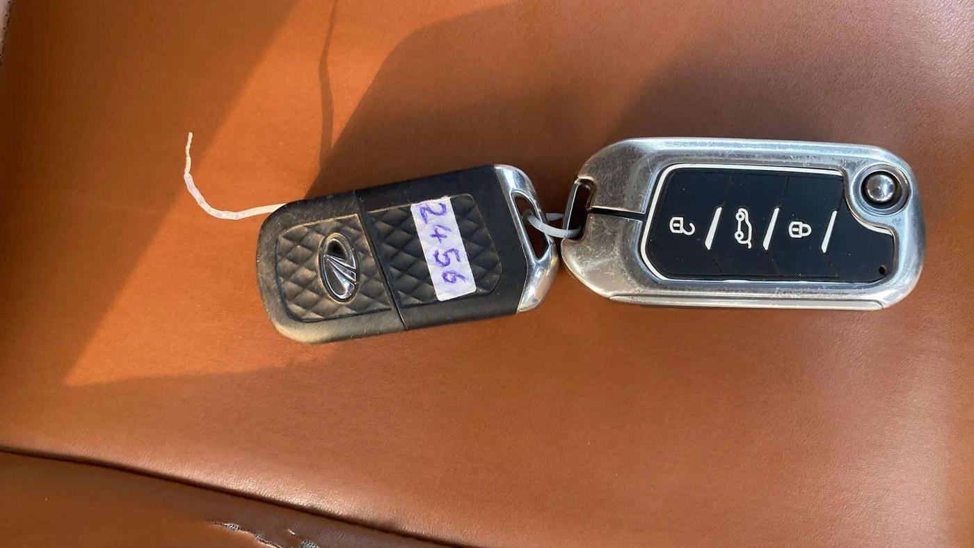 2022 Mahindra XUV300 W8 (O) 1.2 PETROL, CNG, Manual, 53,480 km, Key Close Up