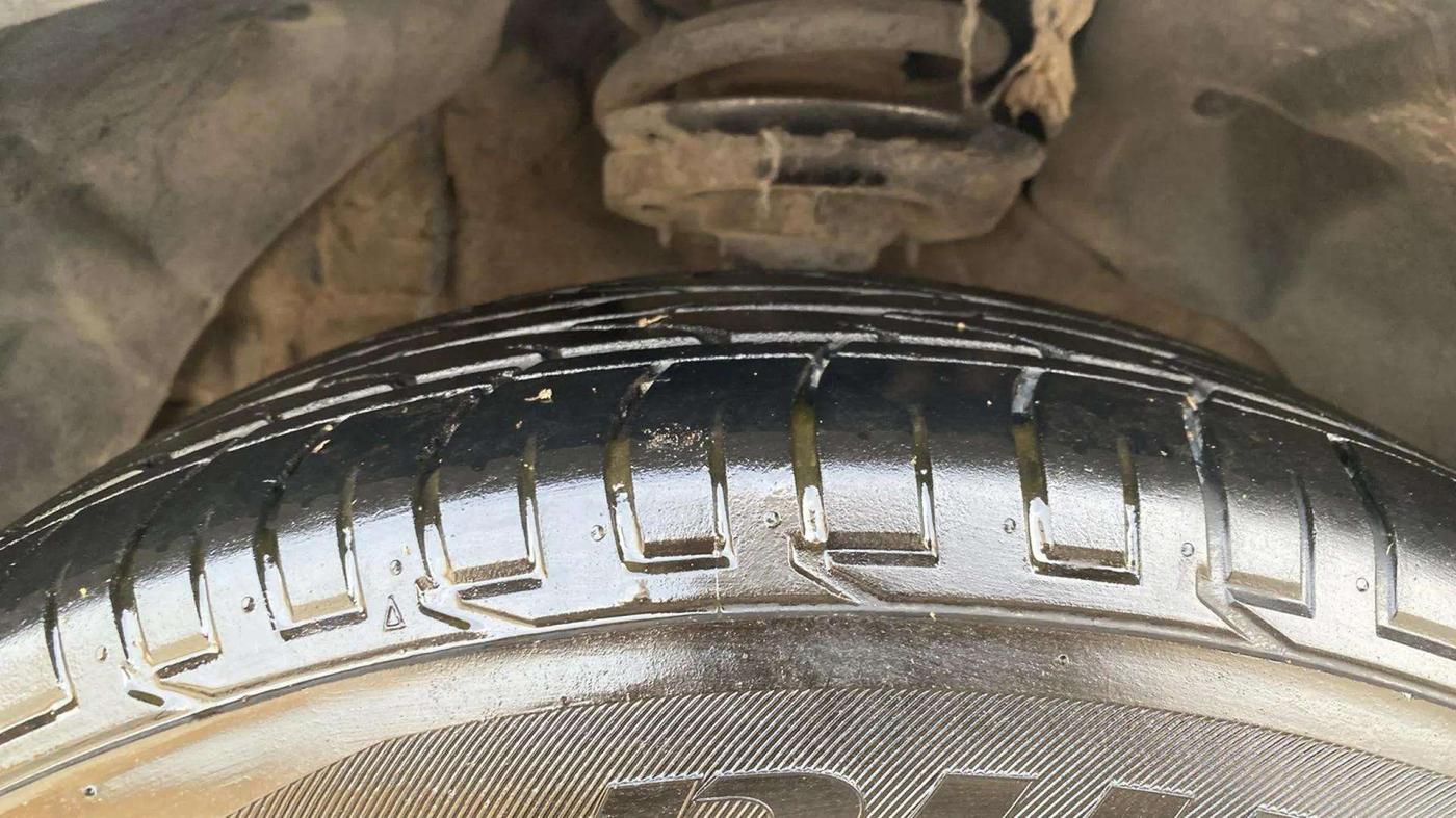 2022 Mahindra XUV300 W8 (O) 1.2 PETROL, CNG, Manual, 53,480 km, Left Front Tyre Tread