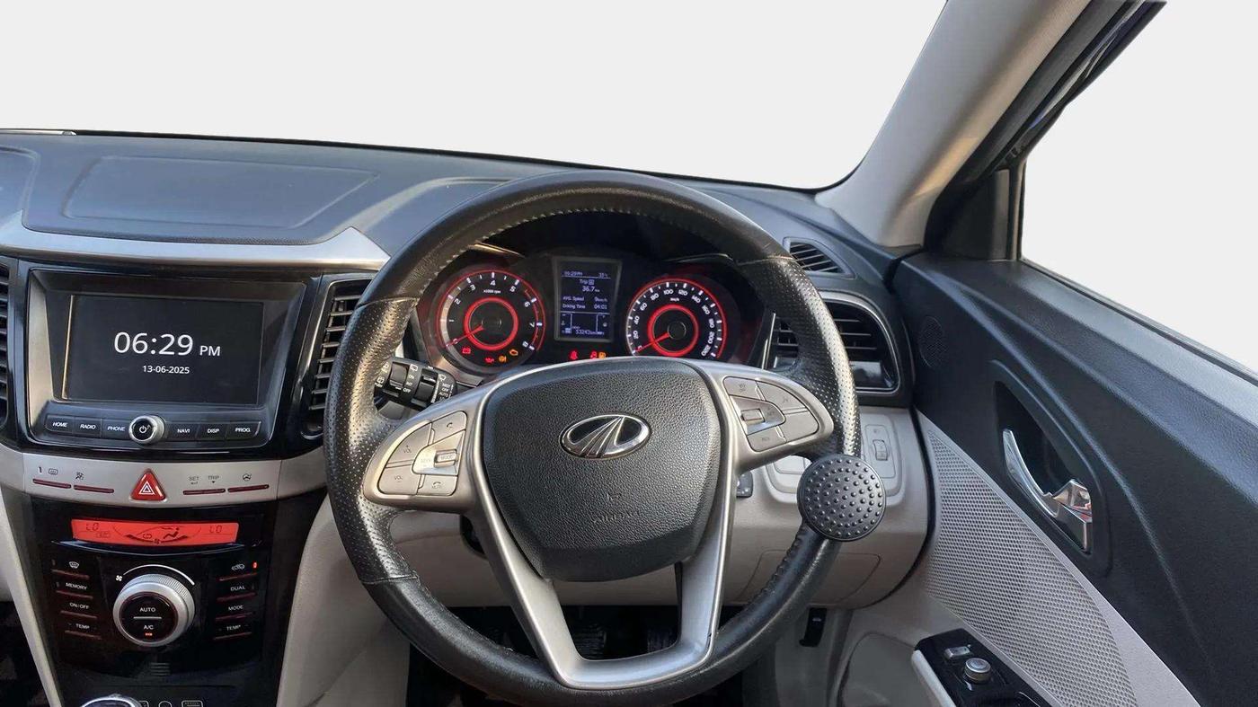 2022 Mahindra XUV300 W8 (O) 1.2 PETROL, CNG, Manual, 53,480 km, Steering Wheel Close Up