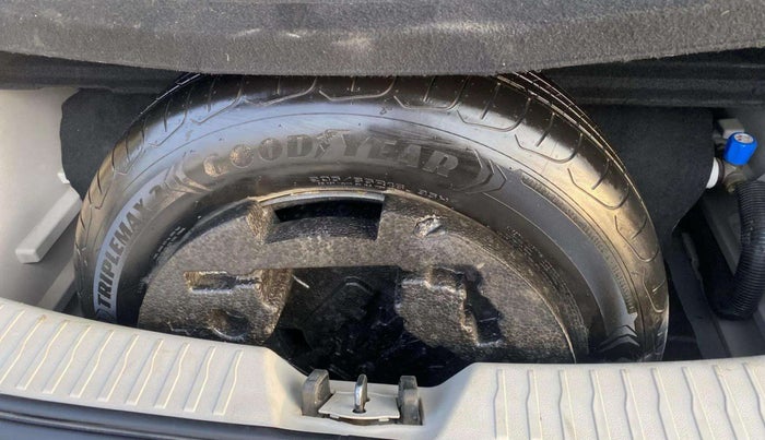 2022 Mahindra XUV300 W8 (O) 1.2 PETROL, CNG, Manual, 53,239 km, Spare Tyre