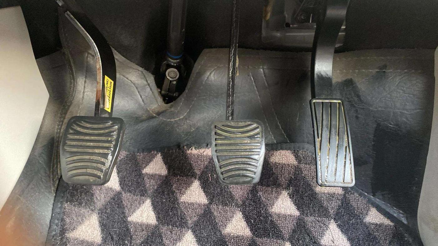 2022 Mahindra XUV300 W8 (O) 1.2 PETROL, CNG, Manual, 53,480 km, Pedals