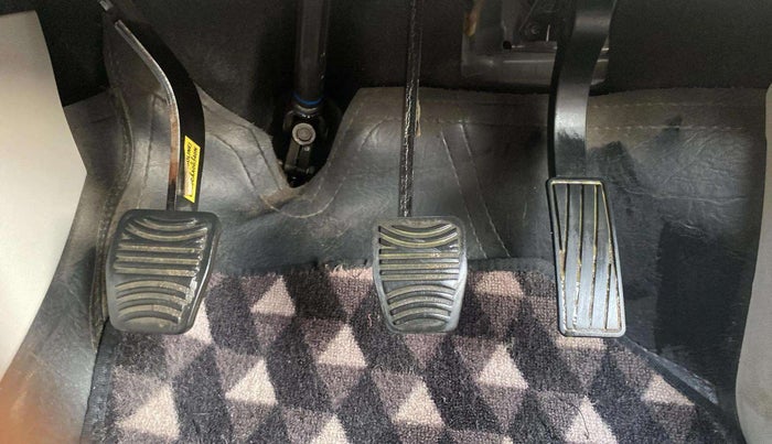 2022 Mahindra XUV300 W8 (O) 1.2 PETROL, CNG, Manual, 53,239 km, Pedals