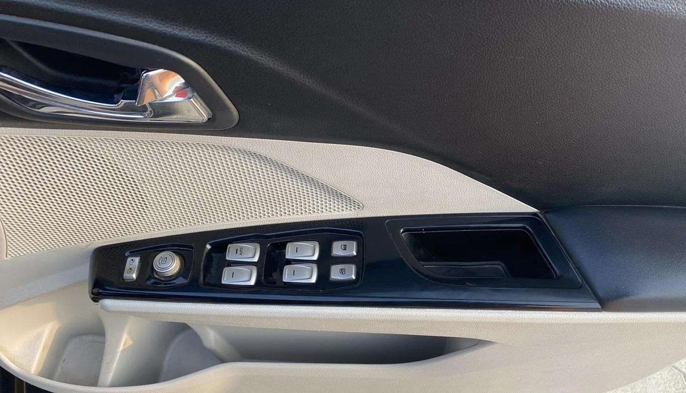 2022 Mahindra XUV300 W8 (O) 1.2 PETROL, CNG, Manual, 53,480 km, Driver Side Door Panels Control