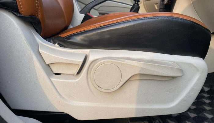 2022 Mahindra XUV300 W8 (O) 1.2 PETROL, CNG, Manual, 53,239 km, Driver Side Adjustment Panel