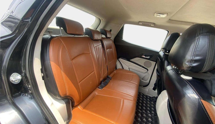 2022 Mahindra XUV300 W8 (O) 1.2 PETROL, CNG, Manual, 53,239 km, Right Side Rear Door Cabin