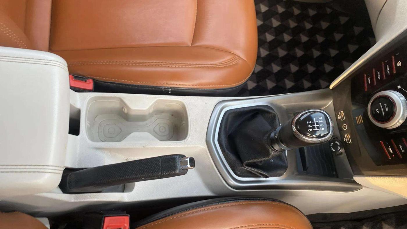 2022 Mahindra XUV300 W8 (O) 1.2 PETROL, CNG, Manual, 53,480 km, Gear Lever