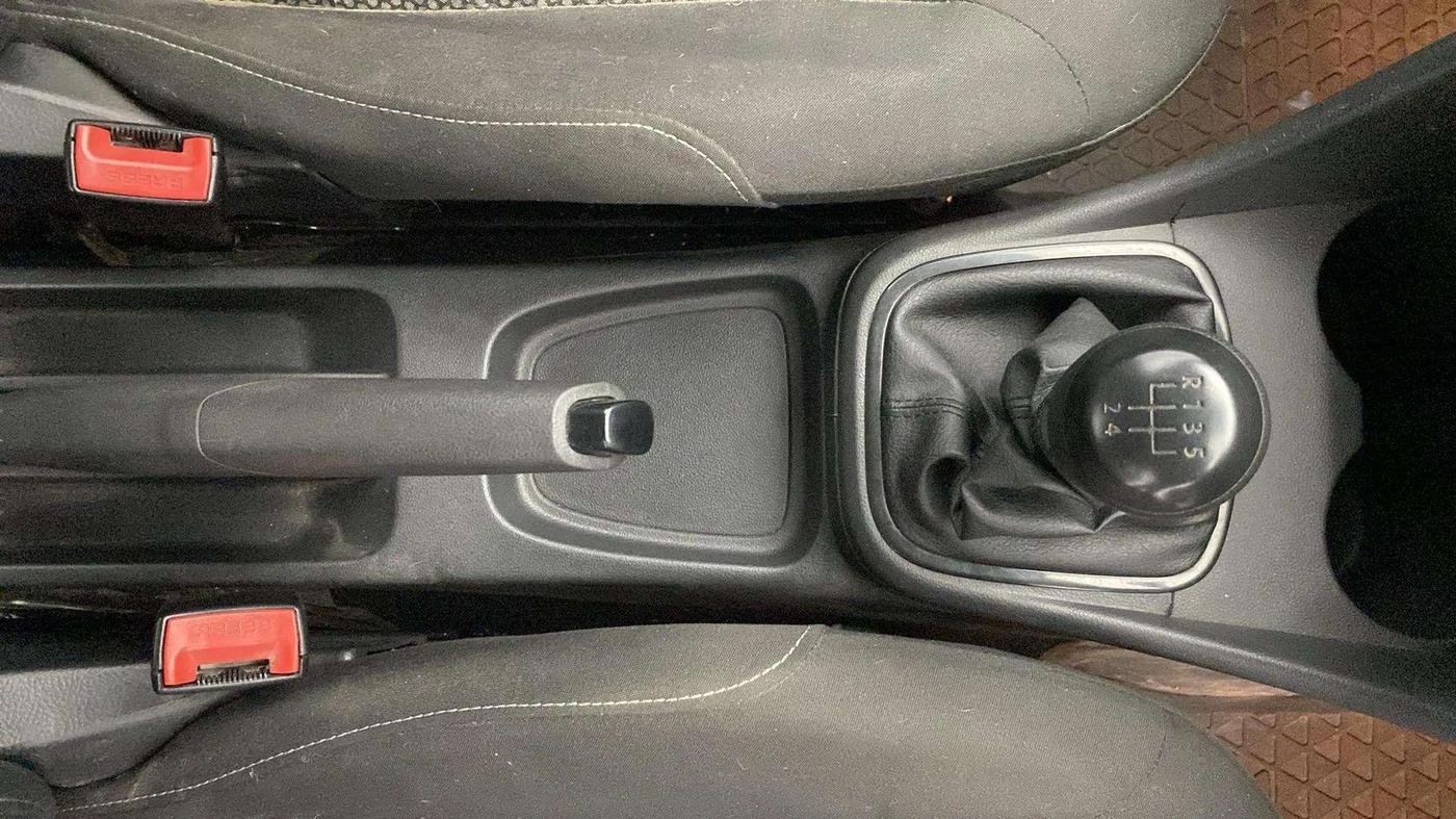 2015 Volkswagen Polo COMFORTLINE 1.2L, Petrol, Manual, 44,109 km, Gear Lever