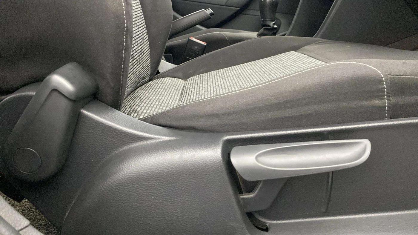2015 Volkswagen Polo COMFORTLINE 1.2L, Petrol, Manual, 44,109 km, Driver Side Adjustment Panel