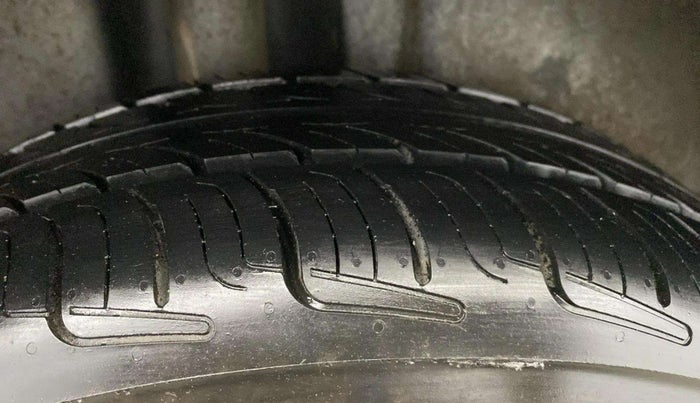 2015 Volkswagen Polo COMFORTLINE 1.2L, Petrol, Manual, 44,109 km, Right Rear Tyre Tread