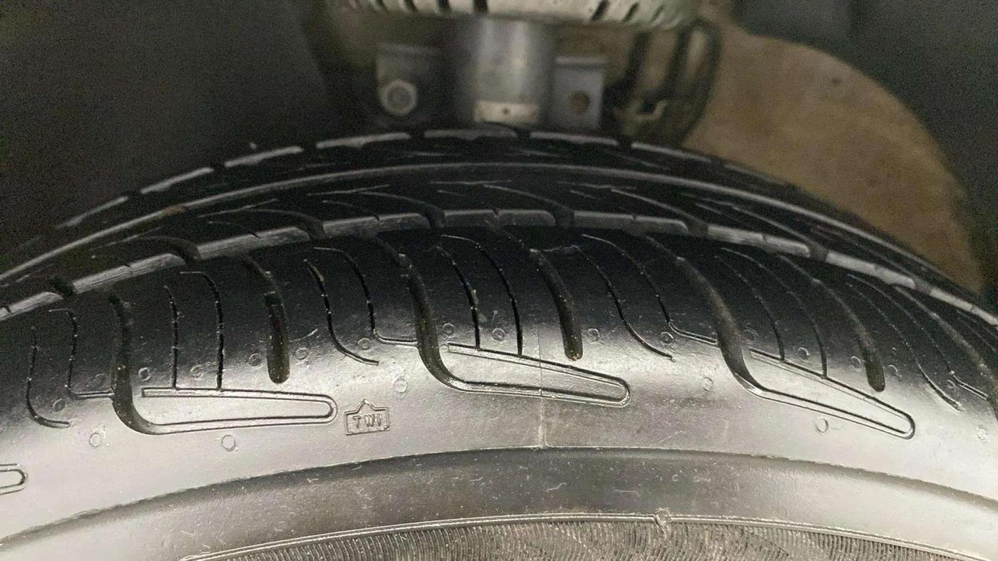 2015 Volkswagen Polo COMFORTLINE 1.2L, Petrol, Manual, 44,109 km, Left Front Tyre Tread