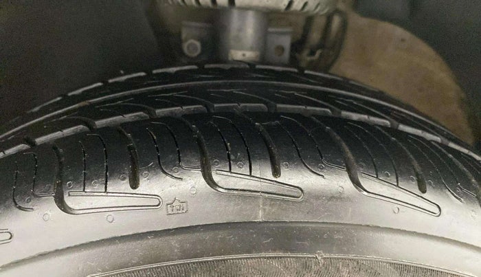 2015 Volkswagen Polo COMFORTLINE 1.2L, Petrol, Manual, 44,109 km, Left Front Tyre Tread